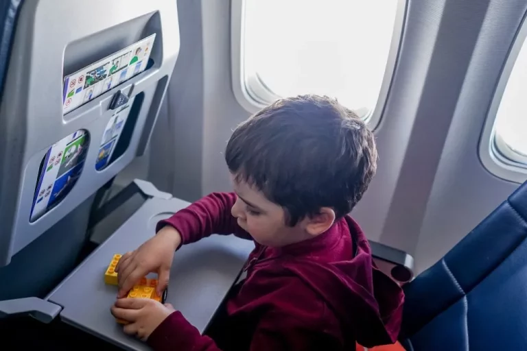 flying etiquette when traveling with kids.